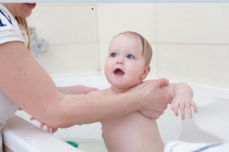 Safe and Effective Ways to Bathe a Newborn Baby