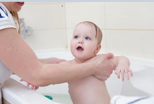 Safe and Effective Ways to Bathe a Newborn Baby